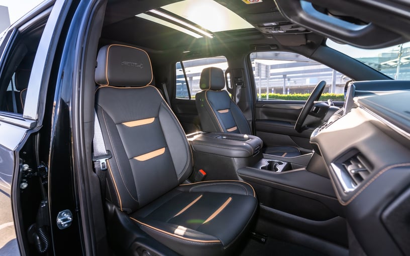 GMC Yukon AT4 (Nero), 2024 in affitto a Ras Al Khaimah