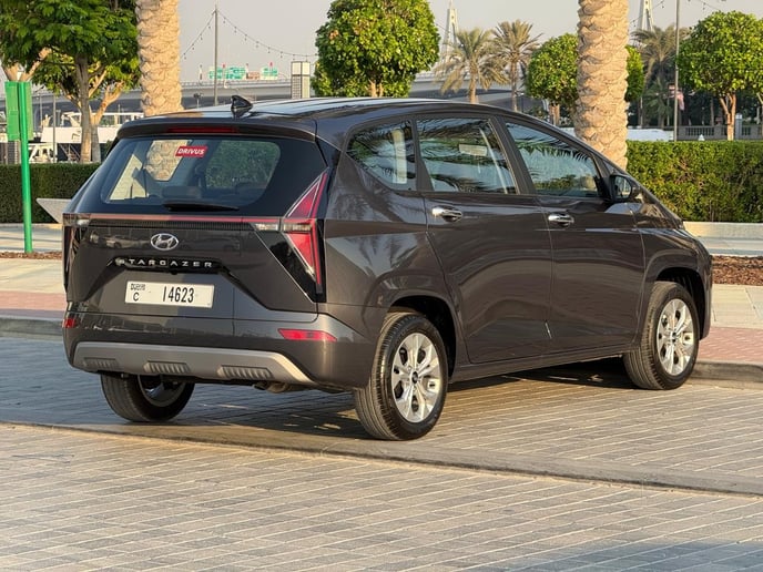 Hyundai Stargazer (Negro), 2025 para alquiler en Ras Al Khaimah