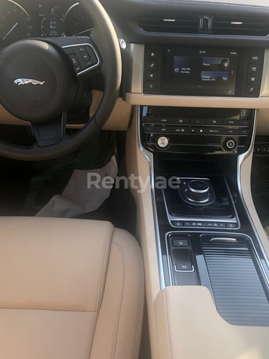 Jaguar XF (Nero), 2019 in affitto a Dubai