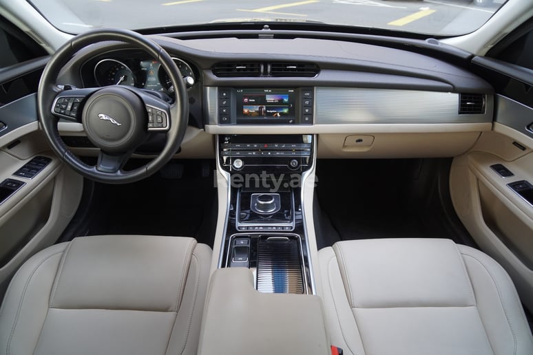 Jaguar XF (Zwart), 2019 te huur in Dubai
