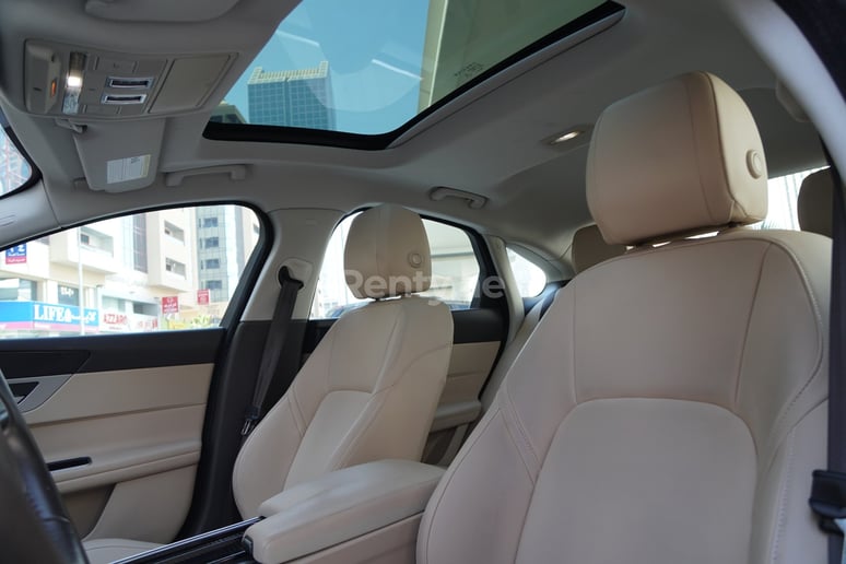 Jaguar XF (Zwart), 2019 te huur in Dubai