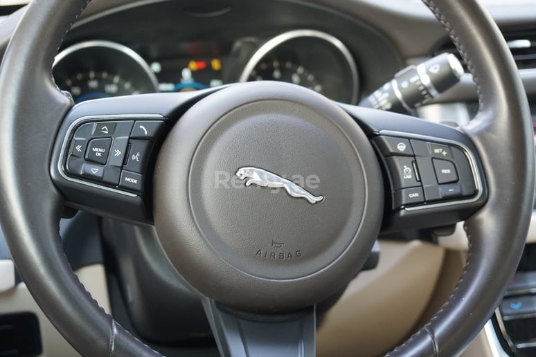 Jaguar XF (Zwart), 2019 te huur in Dubai