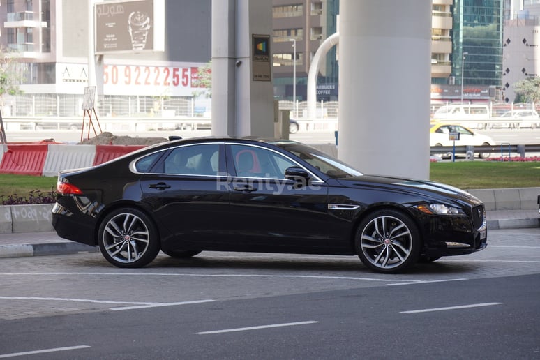 Jaguar XF (Zwart), 2019 te huur in Dubai