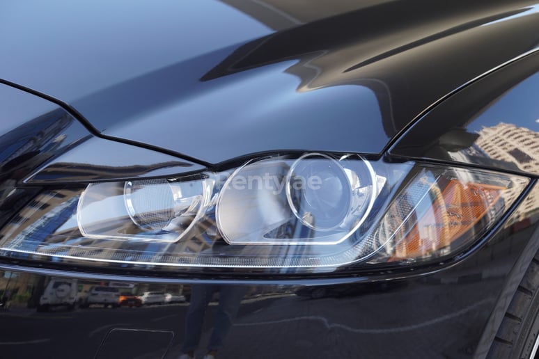 Jaguar XF (Zwart), 2019 te huur in Dubai