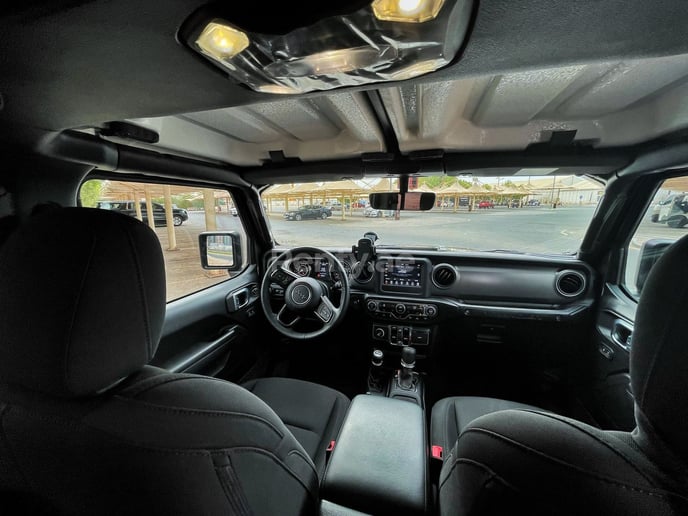 Jeep Wrangler (Nero), 2021 in affitto a Sharjah