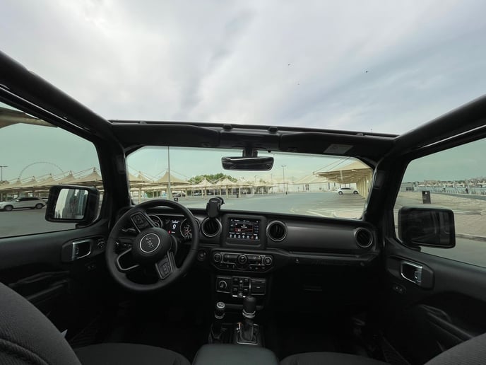 Jeep Wrangler (Nero), 2021 in affitto a Sharjah