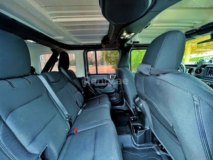 Jeep Wrangler (Nero), 2021 in affitto a Sharjah
