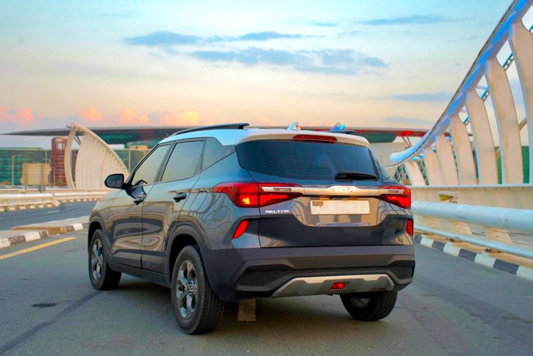 KIA Seltos (Negro), 2023 para alquiler en Dub&aacute;i