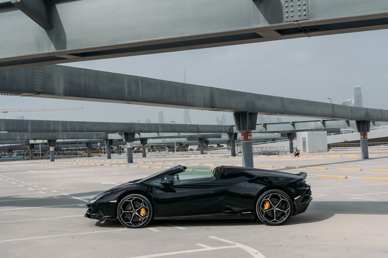 Lamborghini Evo Spyder (Черный), 2022 для аренды в Абу-Даби