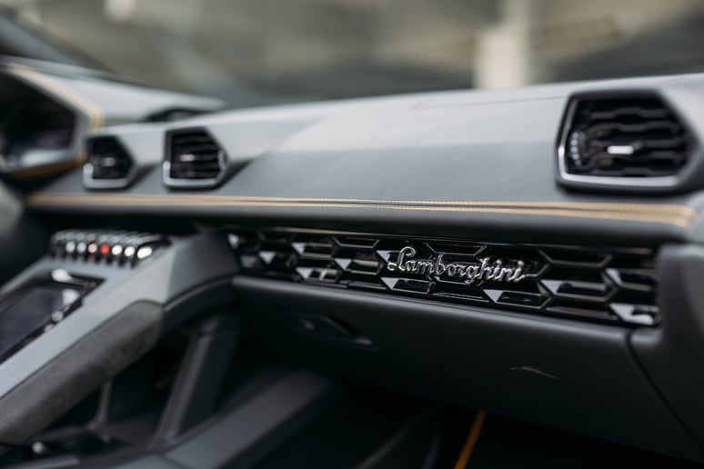 Lamborghini Evo Spyder (Черный), 2022 для аренды в Абу-Даби