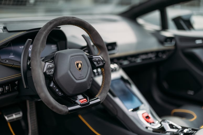 Lamborghini Evo Spyder (Черный), 2022 для аренды в Абу-Даби
