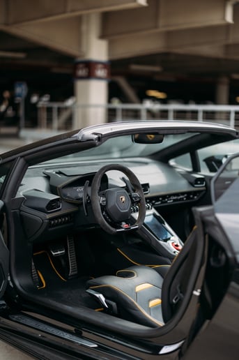Lamborghini Evo Spyder (Черный), 2022 для аренды в Абу-Даби