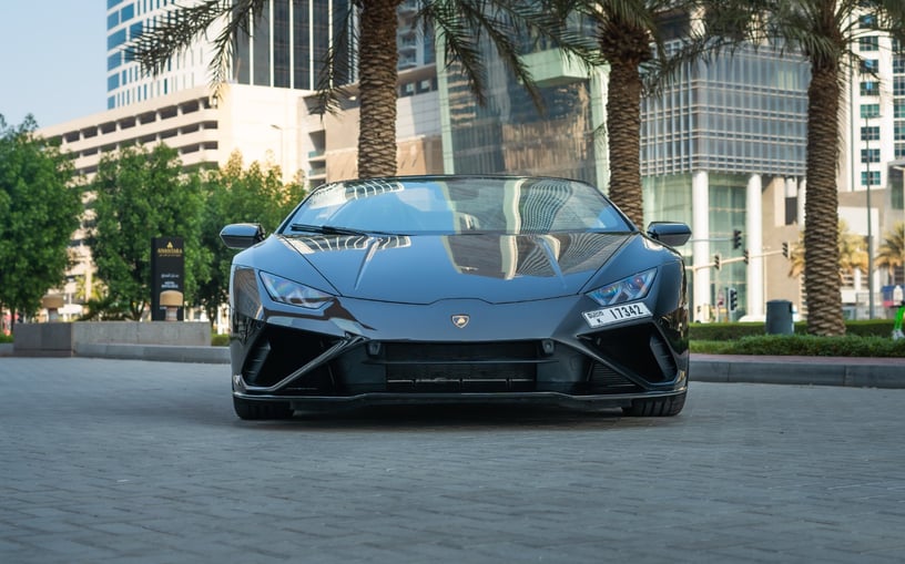 Lamborghini Evo Spyder (Черный), 2023 для аренды в Абу-Даби