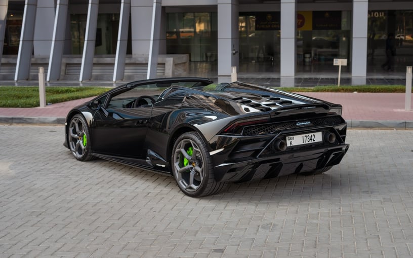 Lamborghini Evo Spyder (Черный), 2023 для аренды в Абу-Даби