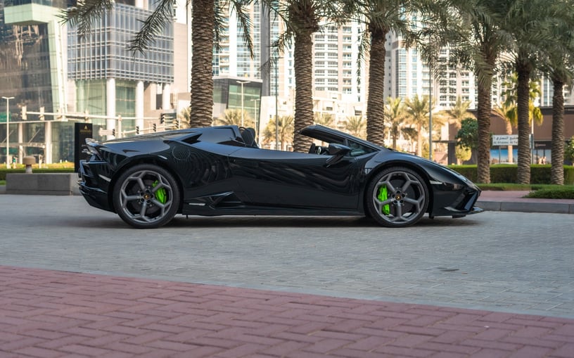 Lamborghini Evo Spyder (Черный), 2023 для аренды в Абу-Даби