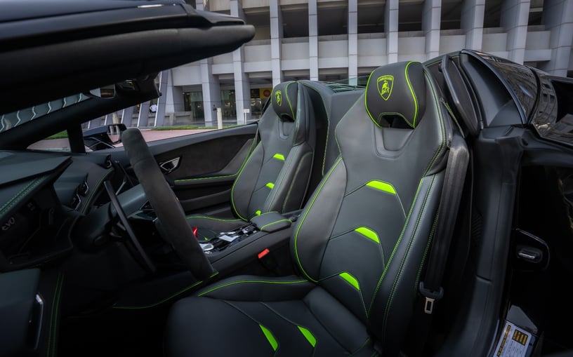 Lamborghini Evo Spyder (Черный), 2023 для аренды в Абу-Даби