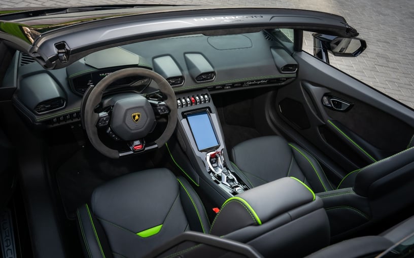 Lamborghini Evo Spyder (Черный), 2023 для аренды в Абу-Даби