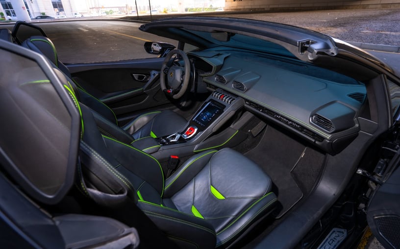 Lamborghini Evo Spyder (Zwart), 2023 - lease-aanbiedingen in Abu Dhabi