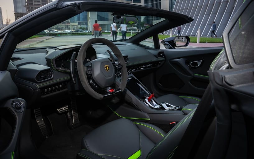 Lamborghini Evo Spyder (Schwarz), 2023 - stündlich Stundenmiete in Dubai 3