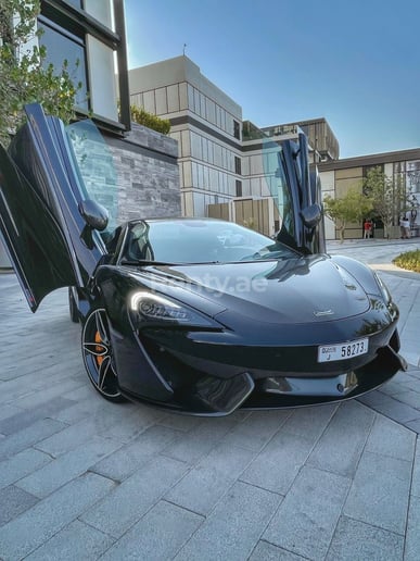 إيجار مكلارين 570S سبايدر (أسود), 2018 في دبي