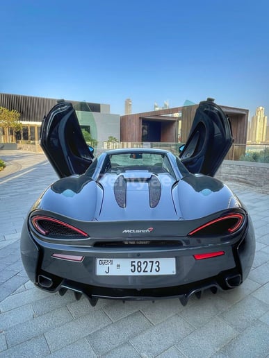 إيجار مكلارين 570S سبايدر (أسود), 2018 في دبي