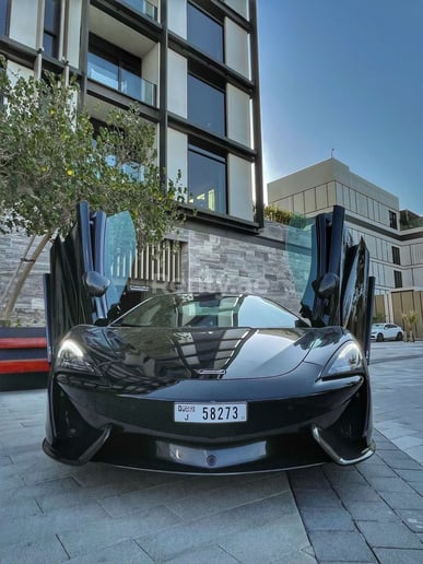 إيجار مكلارين 570S سبايدر (أسود), 2018 في دبي