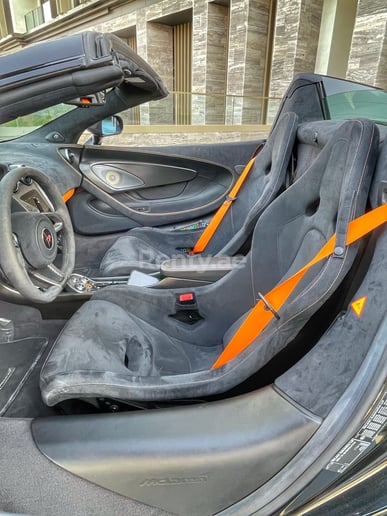 إيجار مكلارين 570S سبايدر (أسود), 2018 في دبي