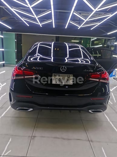 在迪拜 租 梅赛德斯A级 220 AMG (黑色), 2021