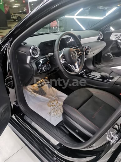 在迪拜 租 梅赛德斯A级 220 AMG (黑色), 2021