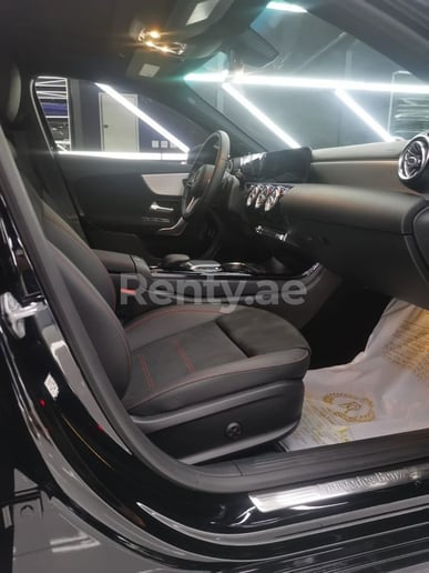 在迪拜 租 梅赛德斯A级 220 AMG (黑色), 2021