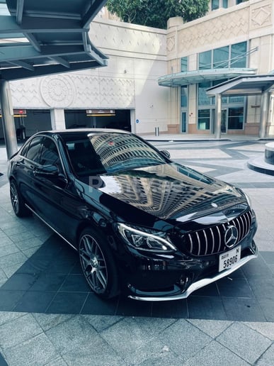 Mercedes C Class (Nero), 2017 in affitto a Dubai
