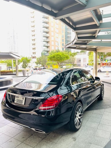 Mercedes C Class (Nero), 2017 in affitto a Dubai