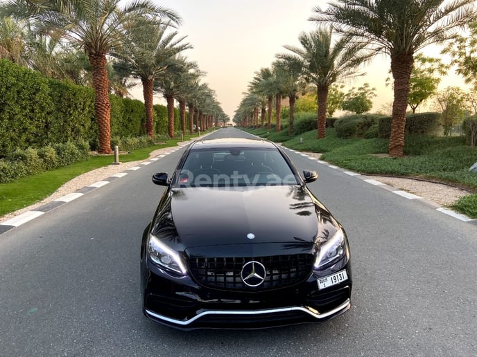 Mercedes Classe C (Noir), 2018 &agrave; louer &agrave; Duba&iuml;