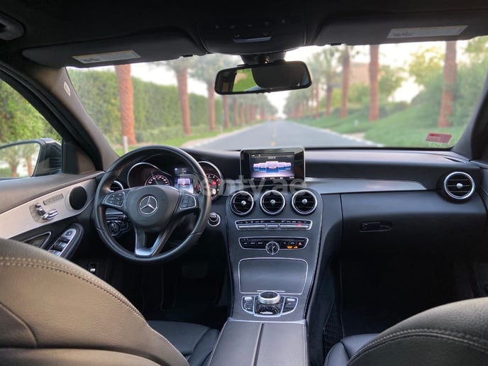Mercedes Classe C (Noir), 2018 &agrave; louer &agrave; Duba&iuml;