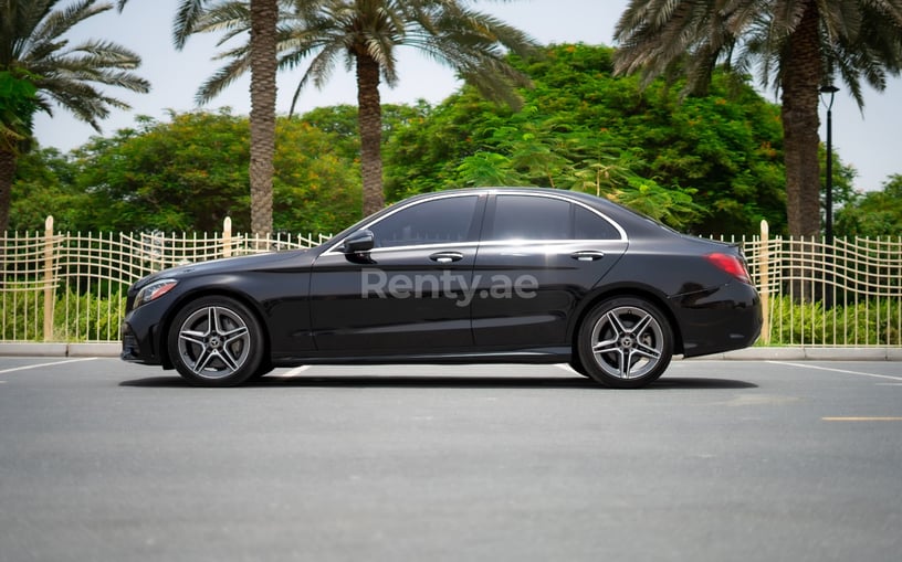 Mercedes C300 (Zwart), 2020 te huur in Sharjah