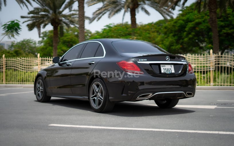 Mercedes C300 (Zwart), 2020 te huur in Sharjah