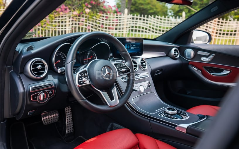 Mercedes C300 (Zwart), 2020 te huur in Sharjah