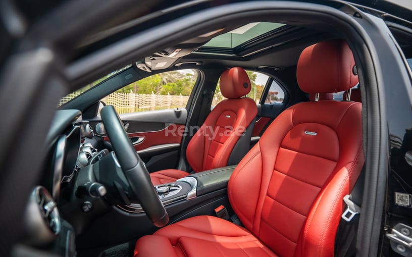 Mercedes C300 (Zwart), 2020 te huur in Sharjah