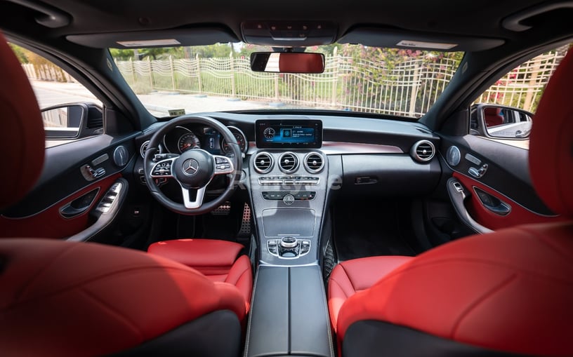 Mercedes C300 (Zwart), 2020 te huur in Sharjah