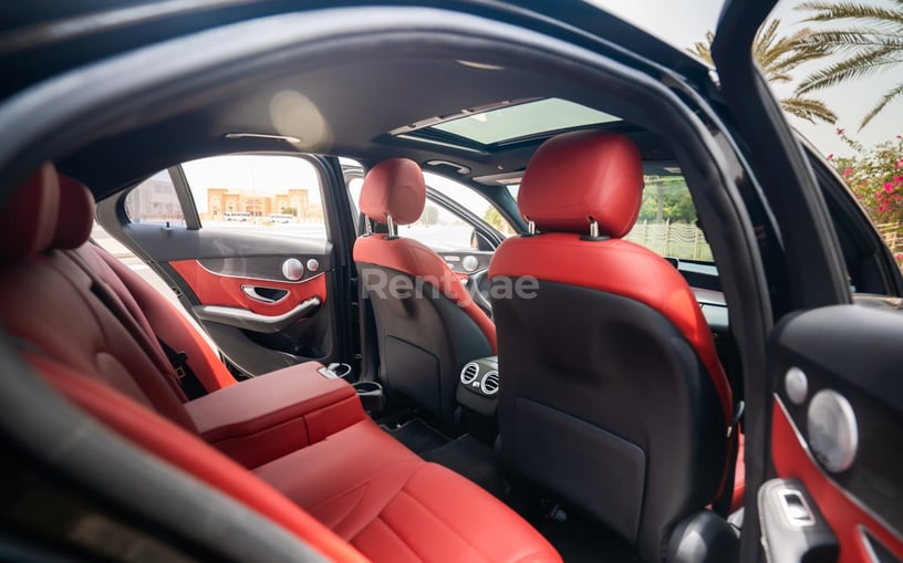 Mercedes C300 (Zwart), 2020 te huur in Sharjah