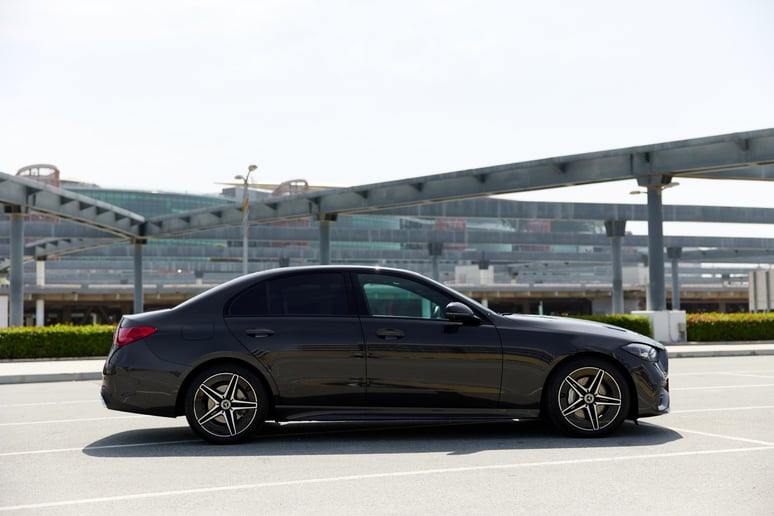 在沙迦 租 奔驰C200 (黑色), 2022