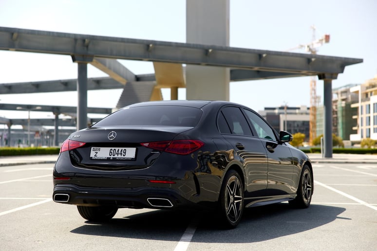 在沙迦 租 奔驰C200 (黑色), 2022