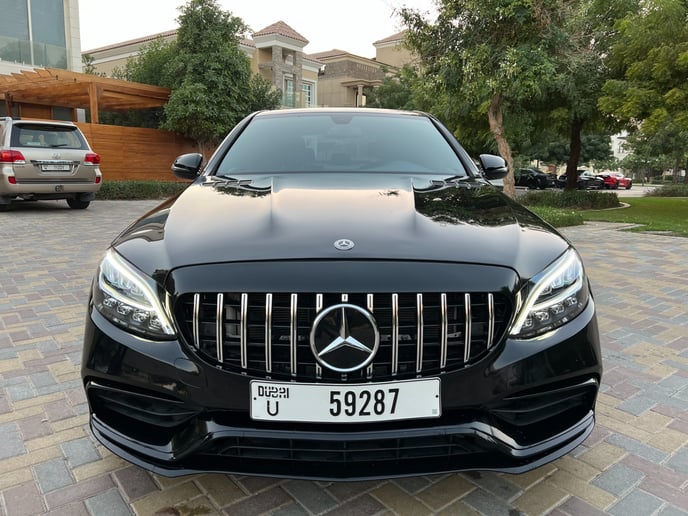 在迪拜 租 梅赛德斯 C300 with C63 Black Edition Bodykit (黑色), 2018