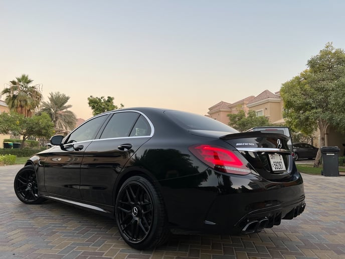 在迪拜 租 梅赛德斯 C300 with C63 Black Edition Bodykit (黑色), 2018