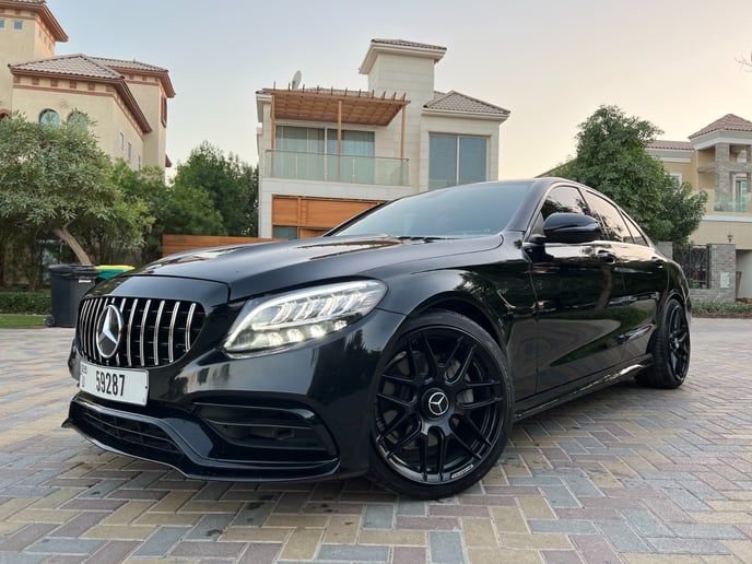 在迪拜 租 梅赛德斯 C300 with C63 Black Edition Bodykit (黑色), 2018