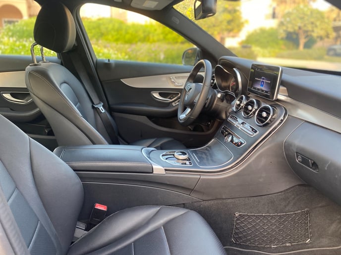 在迪拜 租 梅赛德斯 C300 with C63 Black Edition Bodykit (黑色), 2018