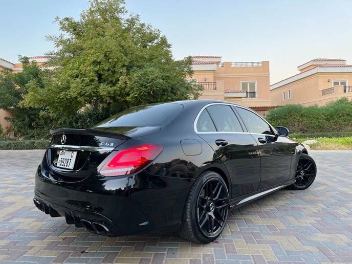 在迪拜 租 梅赛德斯 C300 with C63 Black Edition Bodykit (黑色), 2018