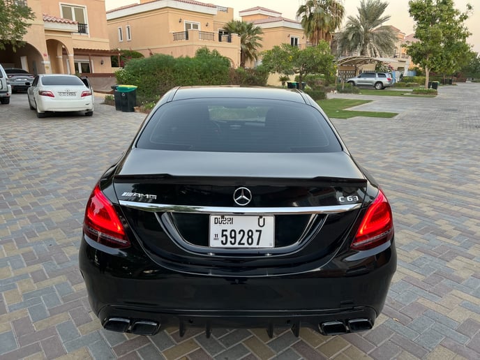在迪拜 租 梅赛德斯 C300 with C63 Black Edition Bodykit (黑色), 2018