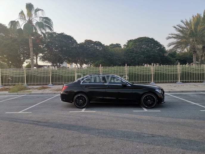 Dubai'de kiralık Mercedes C63 AMG specs (Siyah), 2018