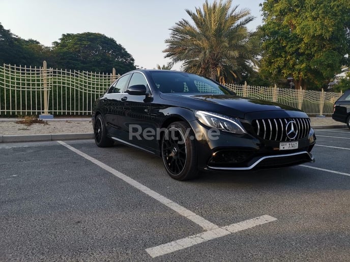 Dubai'de kiralık Mercedes C63 AMG specs (Siyah), 2018